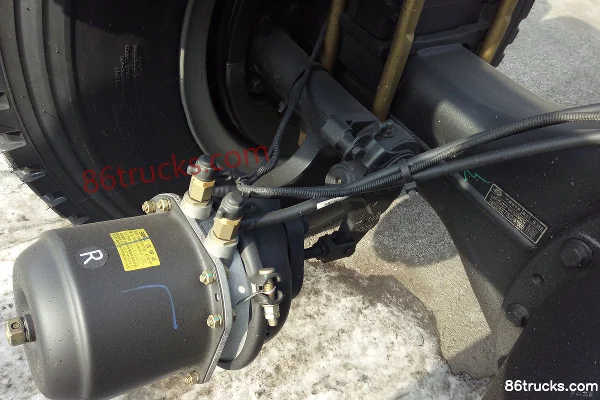 FAW Jiefang J6L 220 hp 6X2(8 wheels) fuel tanker (Luping Machine brand) Chassis (1) | 86Trucks