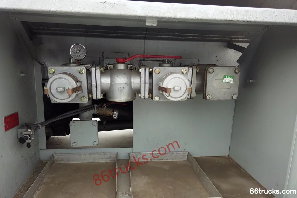 FAW Jiefang J6L 220 hp 6X2(8 wheels) fuel tanker (Luping Machine brand) Chassis (2) | 86Trucks