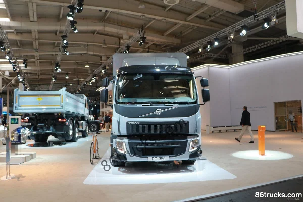 Volvo FE 350hp 6X2(8 wheels) 6X2R Cargo Truck Exterior (2) | 86Trucks