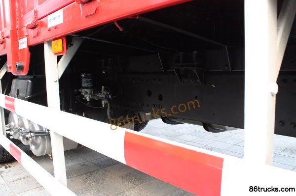 FAW Jiefang Aowei(J5P) camion lourd 280 ch 8X4(12 roues) camion porteur à grille (léger) Cabine (1) | 86Trucks