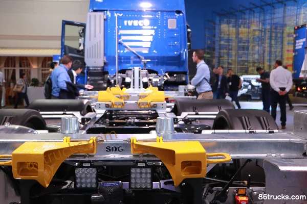 IVECO Stralis Heavy Truck 460 hp 6X2(8 wheels) LNG Cargo Truck Chassis (AT260S46Y/FS-CM NP) (2) | 86Trucks