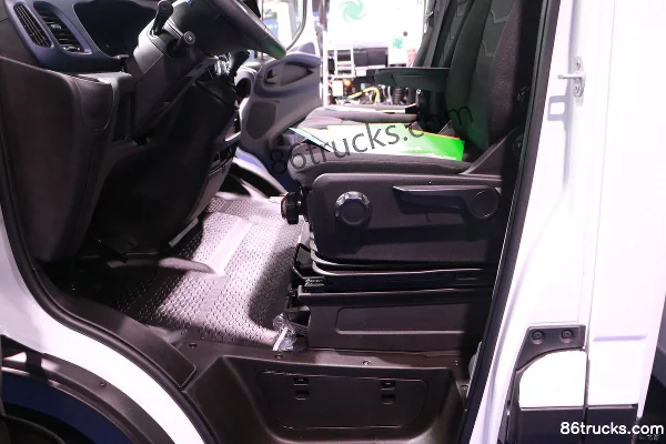 IVECO New Daily 136 hp 4X2(6 wheels) Refrigerated Truck Cab (3) | 86Trucks