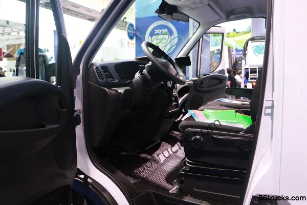 IVECO New Daily 136 hp 4X2(6 wheels) Refrigerated Truck Cab (2) | 86Trucks