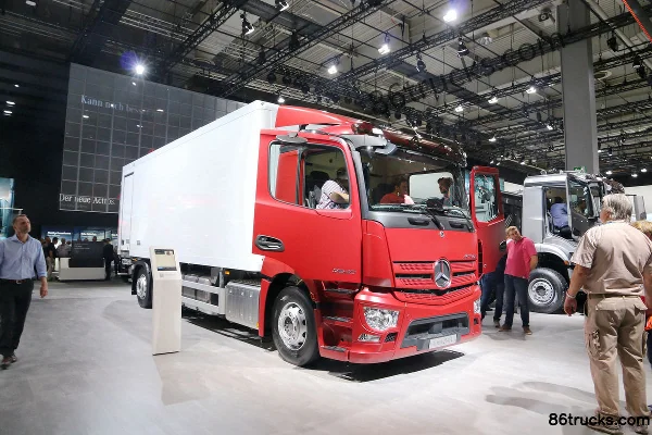 Mercedes-Benz New Actros 6X2(8 wheels) Refrigerated Truck (Model 2540L) Exterior