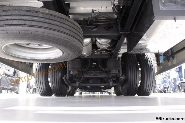 Mitsubishi FUSO Super Great 6X2(8 roues) camion porteur fourgon 9,5 m Cabine (2) | 86Trucks
