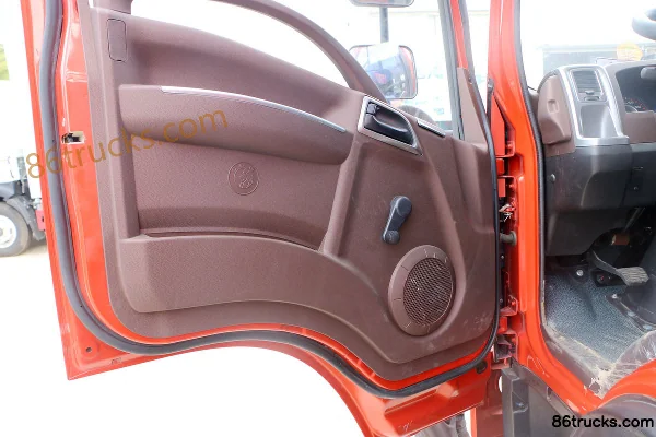 Sinotruk Wangpai 7 Series 130 hp 4X2(6 wheels) 4.16m Single-Row Stake Light Truck Cab (1) | 86Trucks