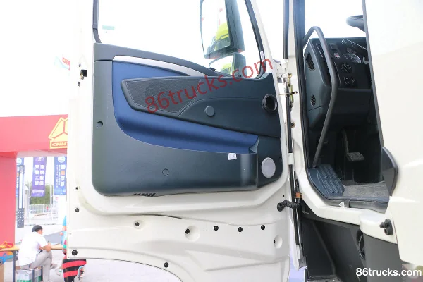 Sinotruk HOWO T7H heavy truck 430 hp 6X4(10 wheels) LNG tractor truck (B version) Cab (1) | 86Trucks