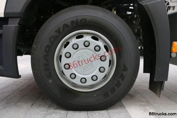 Sinotruk HOWO T7H heavy truck 430 hp 6X4(10 wheels) LNG tractor truck (B version) Chassis (2) | 86Trucks