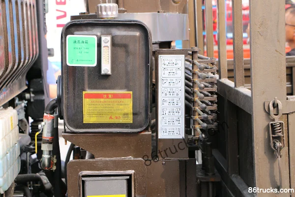 Sinotruk HOWO Hanjiang 150 ch 4X2(6 roues) camion grue 3,4 m Carrosserie (3) | 86Trucks