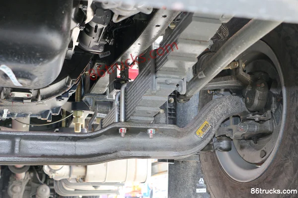 Sinotruk Hohan J5G 280 hp 6X4(10 wheels) crane truck chassis (3) | 86Trucks