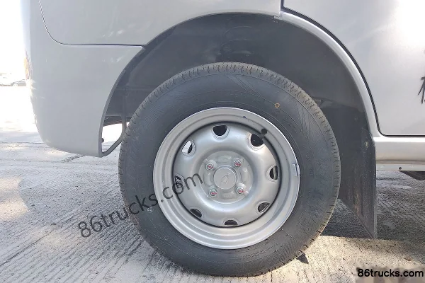 Jinbei T22 1.0L 61 ch 4X2(6 roues) essence camion plateau double cabine 2,05 m Châssis (1) | 86Trucks