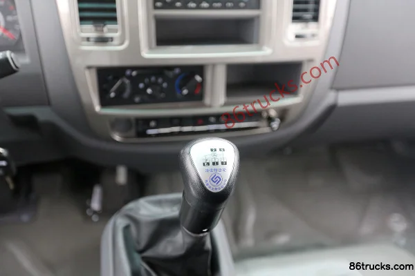 Sinotruk Ruishi 116 hp 4X2(6 wheels) 3.86m Half-row Stake Truck Light Truck Cab (3) | 86Trucks
