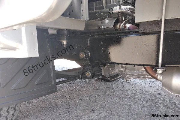 Foton Xiangling M2 version combat 2,0 L 144 ch 4X2(6 roues) essence 2,7 m camion plateau léger à cabine double Châssis (3) | 86Trucks