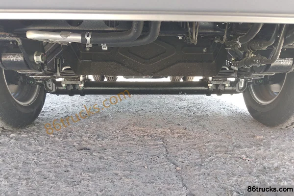 Foton Xiangling M2 version combat 2,0 L 144 ch 4X2(6 roues) essence 2,7 m camion plateau léger à cabine double Châssis (1) | 86Trucks