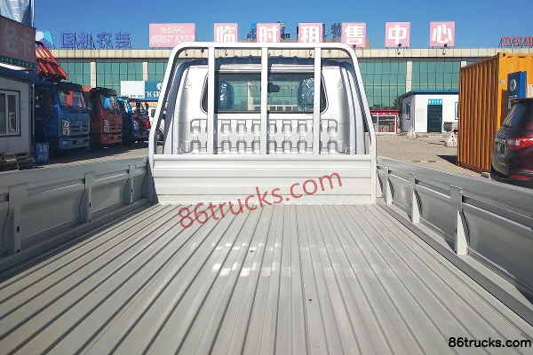 Foton Xiangling M2 version combat 2,0 L 144 ch 4X2(6 roues) essence 2,7 m camion plateau léger à cabine double Carrosserie (1) | 86Trucks