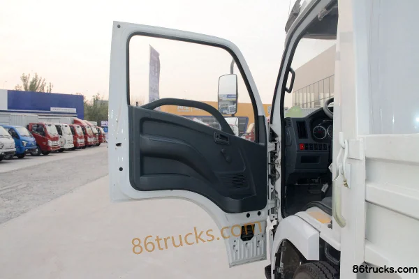 Yuejin Shangjun X100-33 112 hp 4X2(6 wheels) 4.18m single-row flatbed light truck Cab (1) | 86Trucks