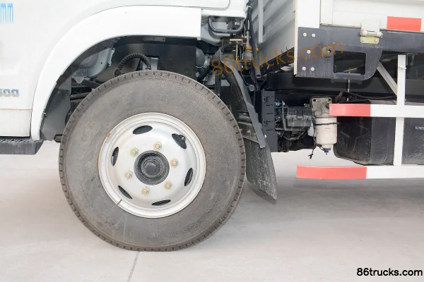 Yuejin Shangjun X100-33 112 hp 4X2(6 wheels) 4.18m single-row flatbed light truck Chassis (2) | 86Trucks