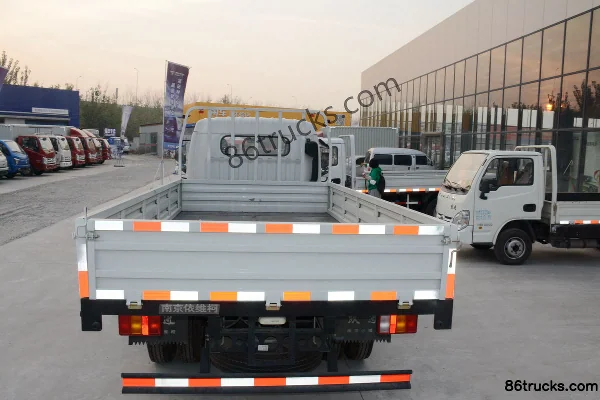 Yuejin Shangjun X100-33 112 hp 4X2(6 wheels) 4.18m single-row flatbed light truck Body (2) | 86Trucks