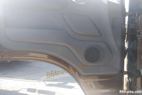 Foton Ruowo ES3 190hp 4X2(6 wheels) 3.84m semi-row flatbed light truck (China VI) Cab (2) | 86Trucks