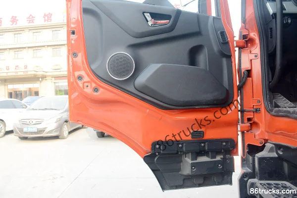 Dongfeng Commercial Vehicle Tianjin KR 180 hp 4X2(6 wheels) 5.8m half-row stake truck Cab (3) | 86Trucks