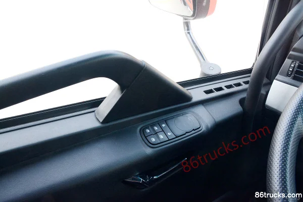 Dongfeng Commercial Vehicle Tianjin KR 180 hp 4X2(6 wheels) 5.8m half-row stake truck Cab (2) | 86Trucks