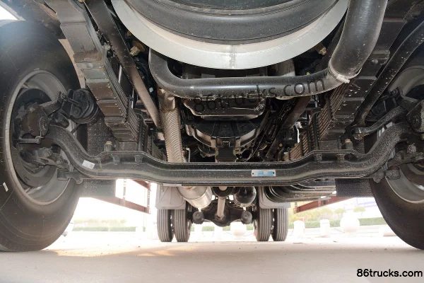Dongfeng Commercial Vehicle Tianjin KR 180 hp 4X2(6 wheels) 5.8m half-row stake truck Chassis (1) | 86Trucks