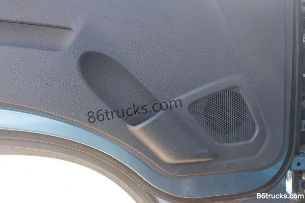 Yuejin Chaoyue C500-33 150 hp 4X2(6 wheels) 4.14m single-row flatbed truck Cab (3) | 86Trucks