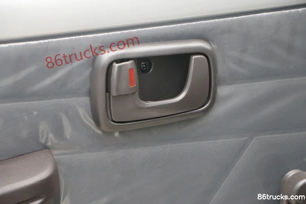 Wuling Rongguang Mini Truck 1.2L 82hp 4X2(6 wheels) gasoline 2m double-row mini truck Cab (2) | 86Trucks