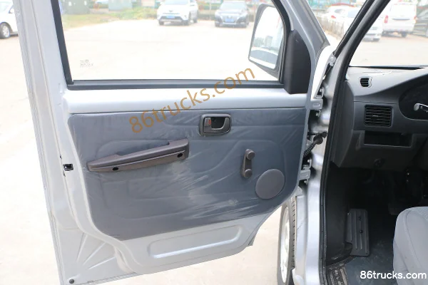 Wuling Rongguang Mini Truck 1.2L 82hp 4X2(6 wheels) gasoline 2m double-row mini truck Cab (1) | 86Trucks