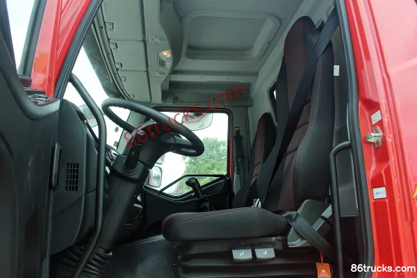FAW Jiefang J6L Medium Truck 2020 Value Edition Cold Region 240hp 4X2(6 wheels) 9.7m Van Cargo Truck Cab (3) | 86Trucks