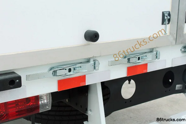 FAW Jiefang J6L Medium Truck 2020 Value Edition Cold Region 240hp 4X2(6 wheels) 9.7m Van Cargo Truck Body (1) | 86Trucks