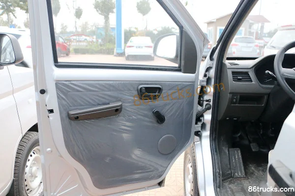 Wuling Rongguang S 82 ch 1.2L essence 2 places fourgon fermé Cabine (1) | 86Trucks