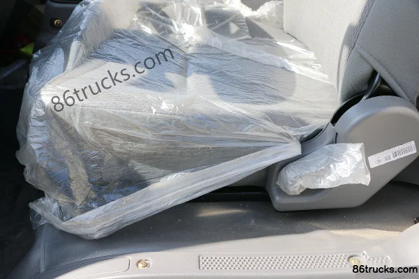 JMC Shunda Wide Body 143hp 4X2(6 wheels) 3.8m Semi-row Van Light Truck (China VI) Cab (3) | 86Trucks