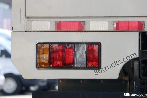 JMC Shunda Wide Body 143hp 4X2(6 wheels) 3.8m Semi-row Van Light Truck (China VI) (3) | 86Trucks