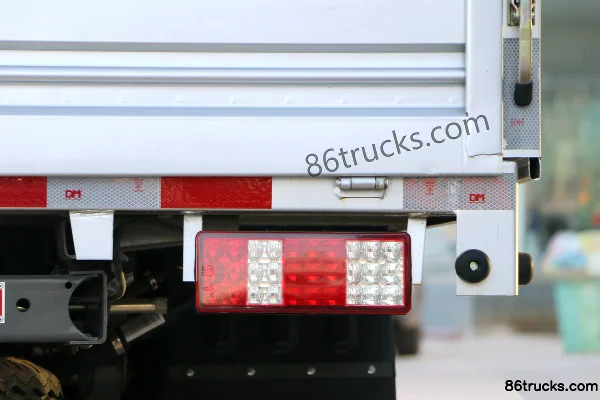 Sinotruk Wangpai W1 2.2L 112hp 4X2(6 wheels) gasoline 3.7m single-row flatbed micro truck Body (3) | 86Trucks