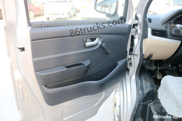 Changan Kuayue Wang X5 Standard version 1.8L 125hp 4X2(6 wheels) 3.4m single-row flatbed light truck (China VI) Cab (1) | 86Trucks