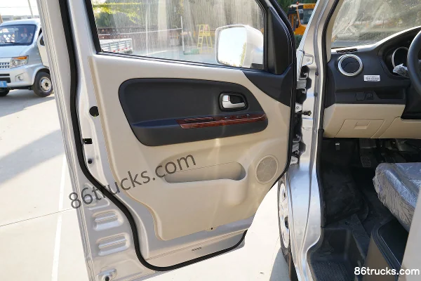 Changan Light Vehicle Ruixing M80 2018 Comfort 109 hp 2-Seat 1.5L Flat Roof Back-Door Panel Van Cab (2) | 86Trucks