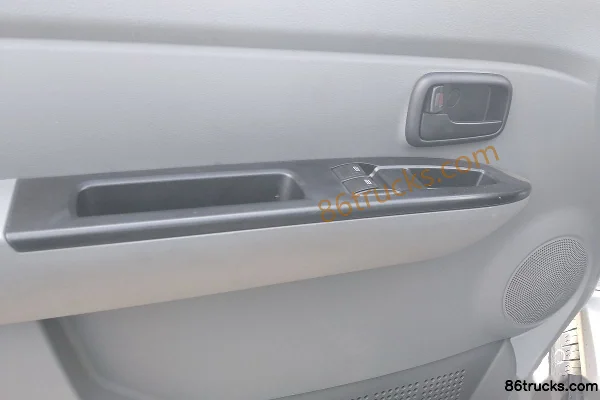 Foton Xiangling V1 1.2L 86hp 4X2(6 wheels) Gasoline 3.05m single-row van truck Cab (3) | 86Trucks