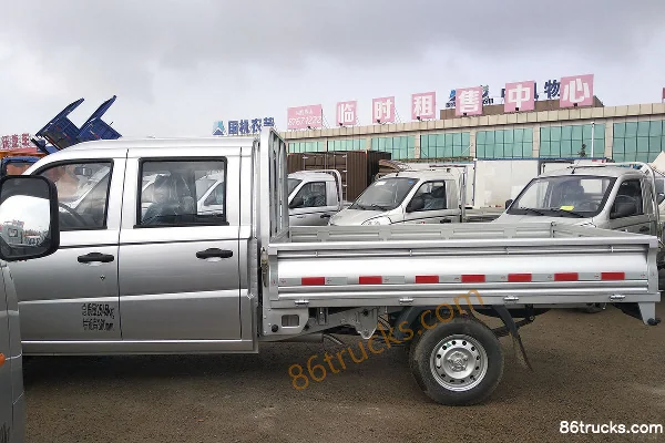 Foton Xiangling V1 1.3L 87hp 4X2(6 wheels) Petrol 2.1m Double Row Flatbed Mini Truck Exterior (2) | 86Trucks