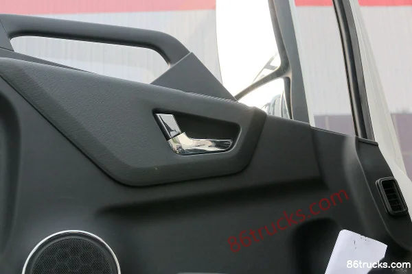 Dongfeng Commercial Vehicle Tianlong KL 290hp 6X4(10 wheels) Sanitation Cargo Truck Chassis (China VI) Cab (2) | 86Trucks