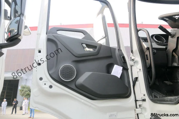 Dongfeng Commercial Vehicle Tianlong KL 290hp 6X4(10 wheels) Sanitation Cargo Truck Chassis (China VI) Cab (1) | 86Trucks