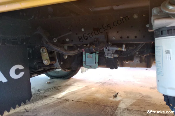 JAC Junling E3 120 hp 4X2(6 wheels) 3.2m double-row flatbed light truck Chassis (3) | 86Trucks