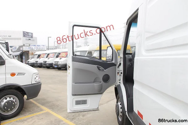 NAVECO Power Daily 2017 Prestige A50 19-20 places 146 ch 3.0T toit haut minibus Cabine (2) | 86Trucks
