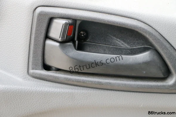 FAW Linghe Dongfang Star 129hp 4X2(6 wheels) 4.12m single-row van truck Cab (2) | 86Trucks