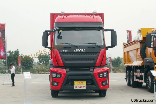 Sinotruk Weilong Heavy Truck 365hp 8X4(12 wheels) 9.5m Livestock Truck Exterior (2) | 86Trucks