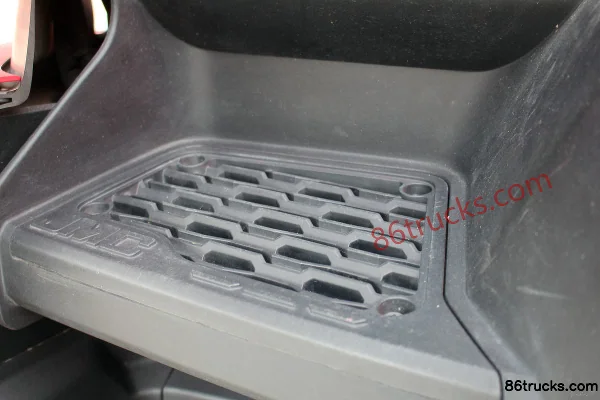 Sinotruk Weilong Heavy Truck 365hp 8X4(12 wheels) 9.5m Livestock Truck Cab (3) | 86Trucks