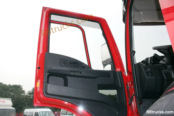 Sinotruk Weilong Heavy Truck 365hp 8X4(12 wheels) 9.5m Livestock Truck Cab (1) | 86Trucks