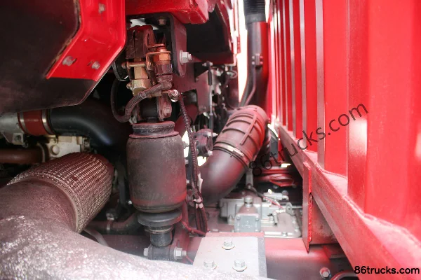 Sinotruk Weilong Heavy Truck 365hp 8X4(12 wheels) 9.5m Livestock Truck Chassis (2) | 86Trucks
