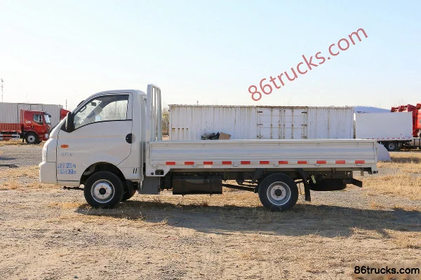 Kama Ruihang X1 1.5L 110hp 4X2(6 wheels) 3.6m Single Row Stake Micro Truck Exterior (3) | 86Trucks
