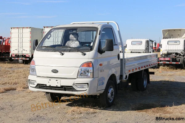 Kama Ruihang X1 1.5L 110hp 4X2(6 wheels) 3.6m Single Row Stake Micro Truck Exterior (2) | 86Trucks